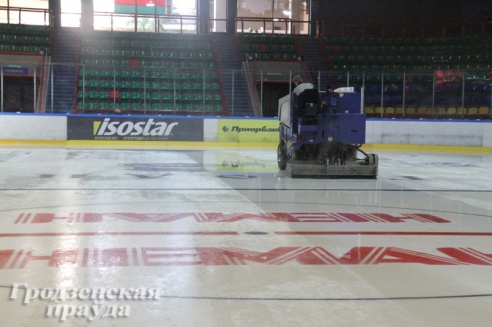 Как в жару заливают лед. Корреспондент «ГП» посмотрел, как готовят главную хоккейную арену Гродно