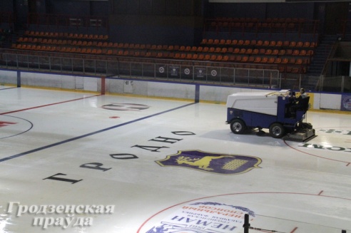 Как в жару заливают лед. Корреспондент «ГП» посмотрел, как готовят главную хоккейную арену Гродно