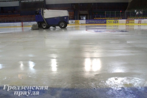 Как в жару заливают лед. Корреспондент «ГП» посмотрел, как готовят главную хоккейную арену Гродно