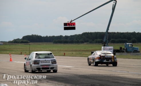 В гродненском аэропорту прошли крупнейшие в Беларуси соревнования по дрэг-рейсингу
