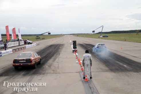 В гродненском аэропорту прошли крупнейшие в Беларуси соревнования по дрэг-рейсингу