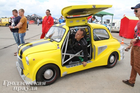 В гродненском аэропорту прошли крупнейшие в Беларуси соревнования по дрэг-рейсингу