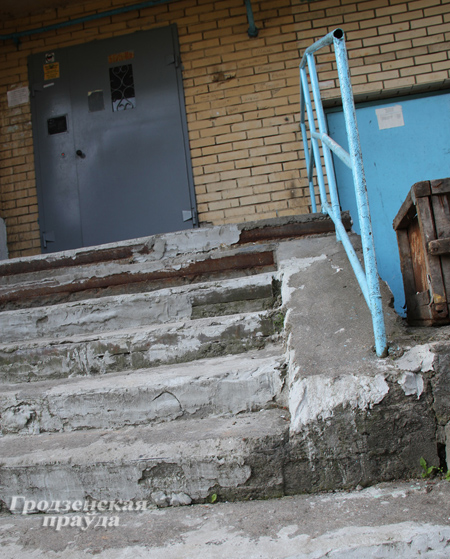 На проспекте Янки Купалы молодые родители добиваются, чтобы в подъезде установили пандус для колясок