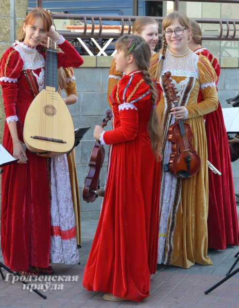 На улице Советской в Гродно устроили средневековую дискотеку