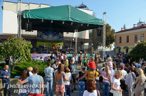 На улице Советской в Гродно устроили средневековую дискотеку