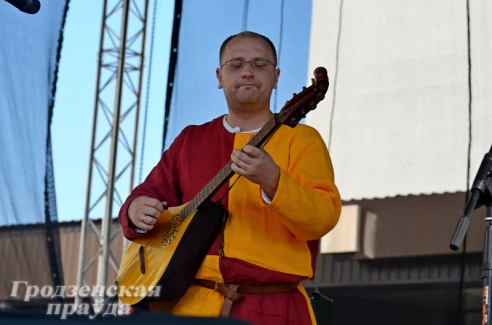 На улице Советской в Гродно устроили средневековую дискотеку