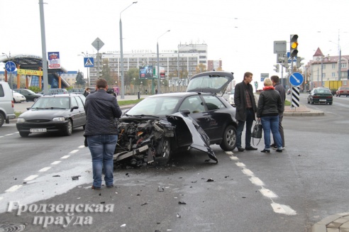 На улице Горького грузовик столкнулся с легковушкой и вылетел на встречную