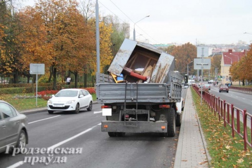 На улице Горького грузовик столкнулся с легковушкой и вылетел на встречную