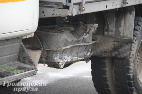 На улице Горького грузовик столкнулся с легковушкой и вылетел на встречную