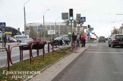 На улице Горького грузовик столкнулся с легковушкой и вылетел на встречную