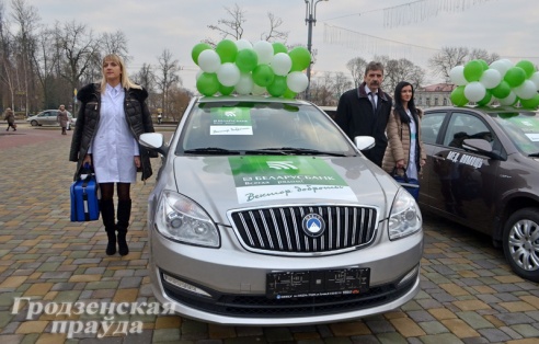 Банк подарил машины гродненским поликлиникам