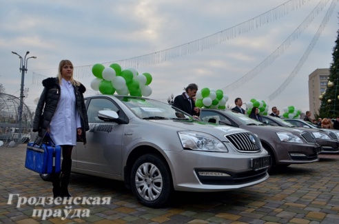 Банк подарил машины гродненским поликлиникам