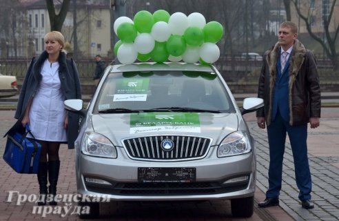 Банк подарил машины гродненским поликлиникам
