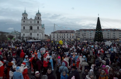 Фоторепортаж: Дед Мороз проехал по Гродно на джипе