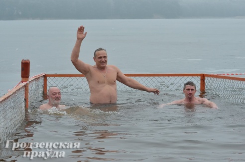 Более полутысячи гродненцев приехали на массовое крещенское купание