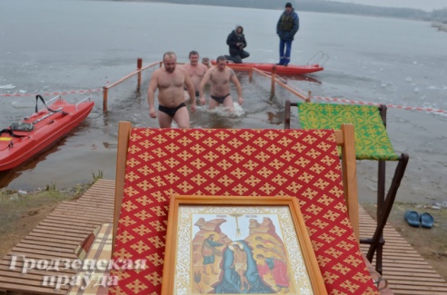 Более полутысячи гродненцев приехали на массовое крещенское купание