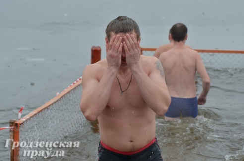Более полутысячи гродненцев приехали на массовое крещенское купание