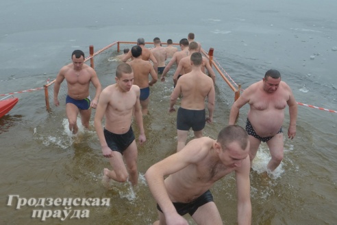 Более полутысячи гродненцев приехали на массовое крещенское купание