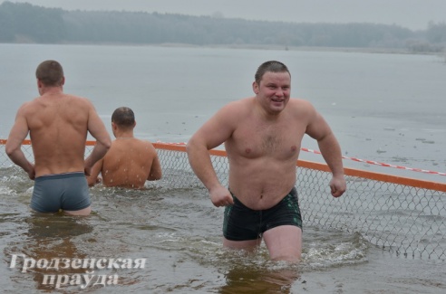 Более полутысячи гродненцев приехали на массовое крещенское купание