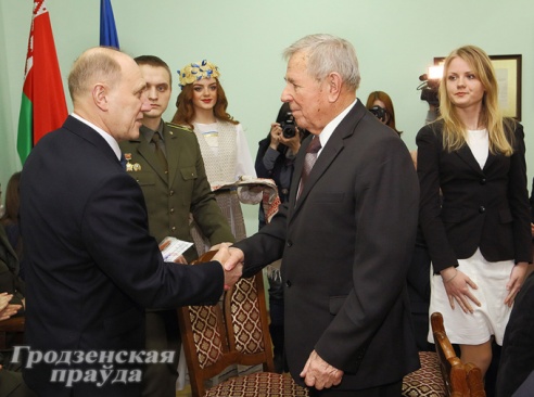 В Гродно ветеранам войны и узникам концлагерей вручили юбилейные медали