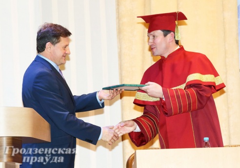 ГрГУ имени Янки Купалы принимает поздравления с 75-летием