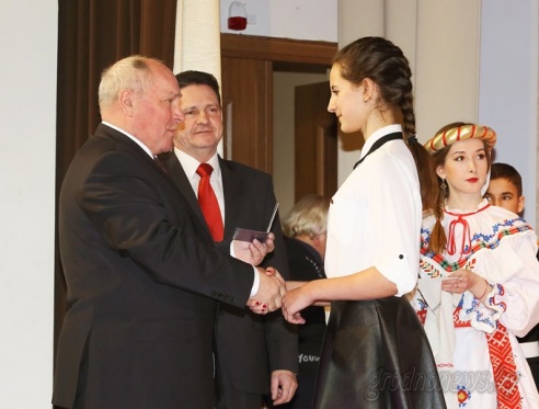 Лучшим учащимся Гродно вручили паспорта накануне Дня Конституции