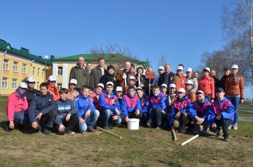 70 молодых яблонек высадили в Гродненском районе в честь 70-летия Великой Победы