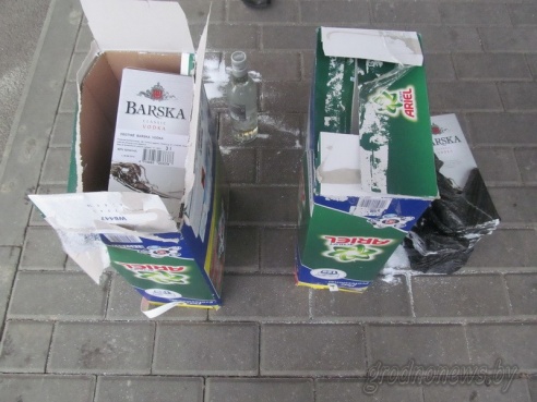 Водку в стиральном порошке и сигареты в тайниках обнаружили лидские пограничники