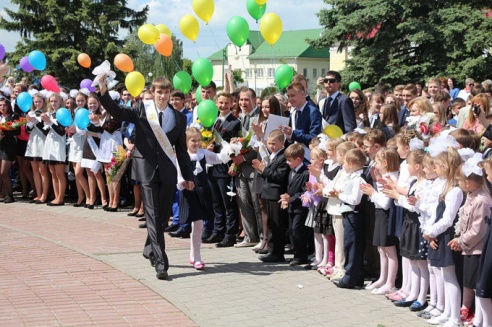 В школах области прозвенел последний звонок