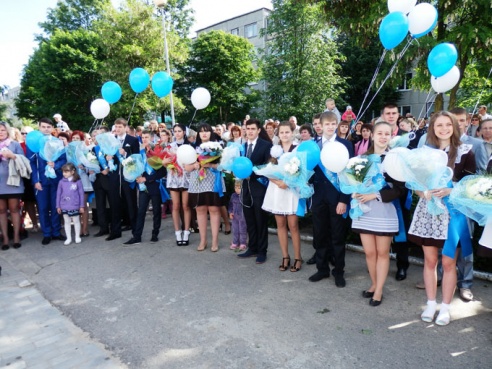 В школах области прозвенел последний звонок