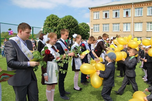 В школах области прозвенел последний звонок