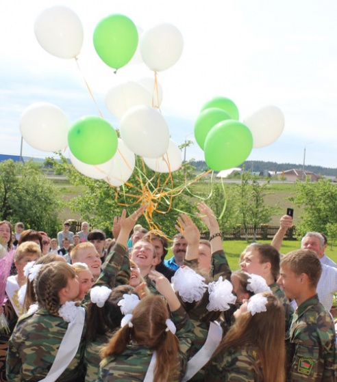В школах области прозвенел последний звонок