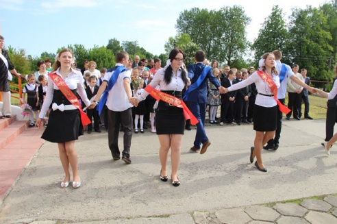 В школах области прозвенел последний звонок