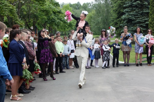 В школах области прозвенел последний звонок