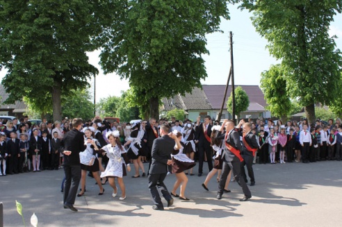 В школах области прозвенел последний звонок