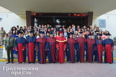 Лучших выпускников ГрГУ имени Янки Купалы пригласили на ректорский бал