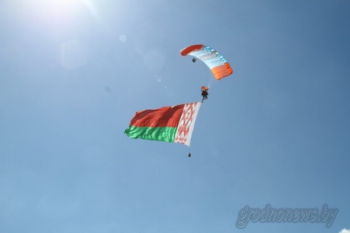 На авиационный фестиваль в Гродно прилетело 6 самолетов, вертолет и автожир