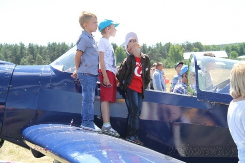 На авиационный фестиваль в Гродно прилетело 6 самолетов, вертолет и автожир