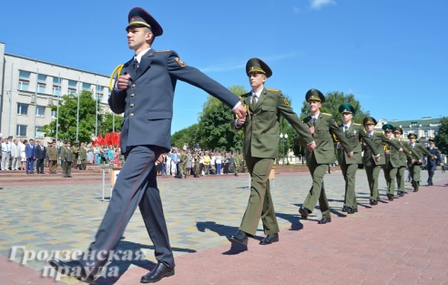 Выпускникам военного факультета ГрГУ имени Янки Купалы вручили дипломы