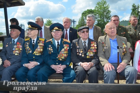 Гродненские ветераны побывали в стилизованном партизанском лагере