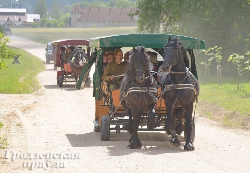 Гродненские ветераны побывали в стилизованном партизанском лагере