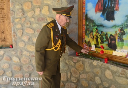 Гродненские ветераны побывали в стилизованном партизанском лагере