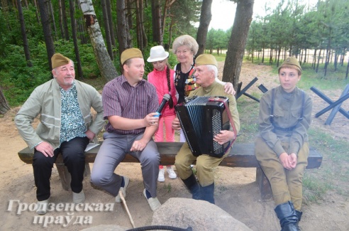 Гродненские ветераны побывали в стилизованном партизанском лагере