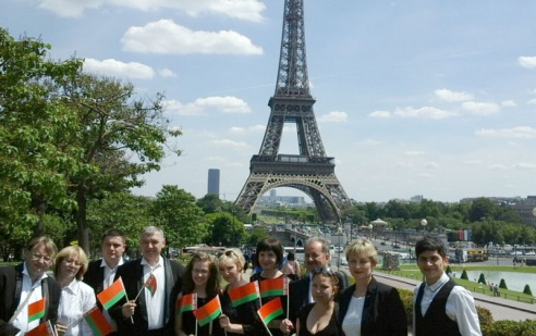 Музыканты Гродзенскай капэлы выканалі гімн Беларусі на цэнтральнай плошчы Парыжу