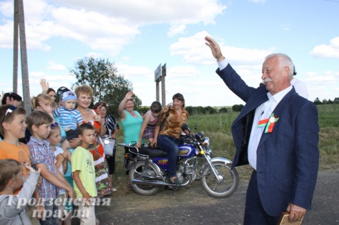 В поисках корней телеведущий Леонид Якубович наведал деревню Якубовичи в Щучинском районе