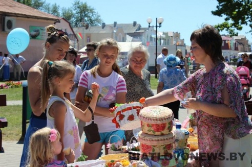 Жыхары Дзятлаўшчыны адзначылі 75-годдзе Дзятлаўскага раёна