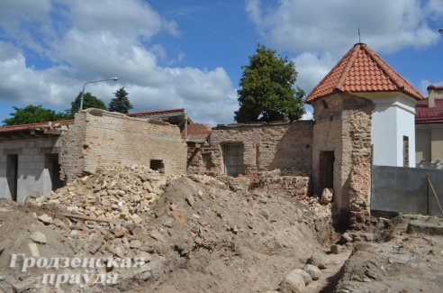 Часть стены Бригитского монастыря разобрана из-за ее неудовлетворительного состояния