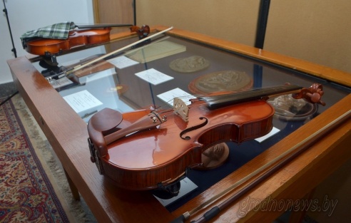 В Новогрудок привезли гравюры XIX века из Парижского музея Адама Мицкевича