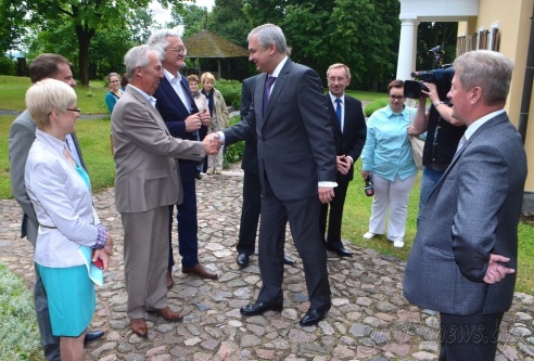 В Новогрудок привезли гравюры XIX века из Парижского музея Адама Мицкевича