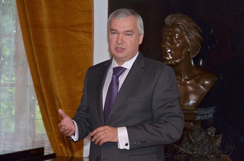 В Новогрудок привезли гравюры XIX века из Парижского музея Адама Мицкевича